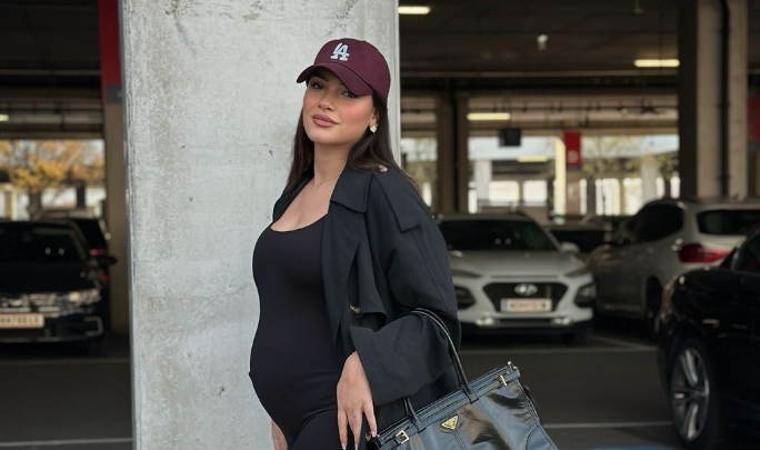 Alisa ekspozon barkun e rrumbullakosur para pasqyrës