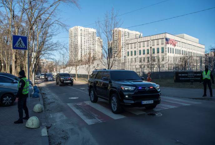 Ambasada amerikane në Kiev mbyllet për shkak të sulmit ajror të parashikuar
