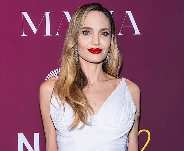 Angelina Jolie, magjepsëse me buzë të kuqe