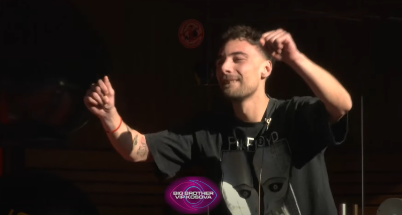 Ky është reagimi i Arionit kur dëgjon këngën e tij (VIDEO)
