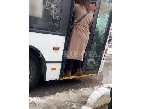 Stërmbushet autobusi i linjës 3A në kryeqytet  rrezikohen pasagjerët  VIDEO 