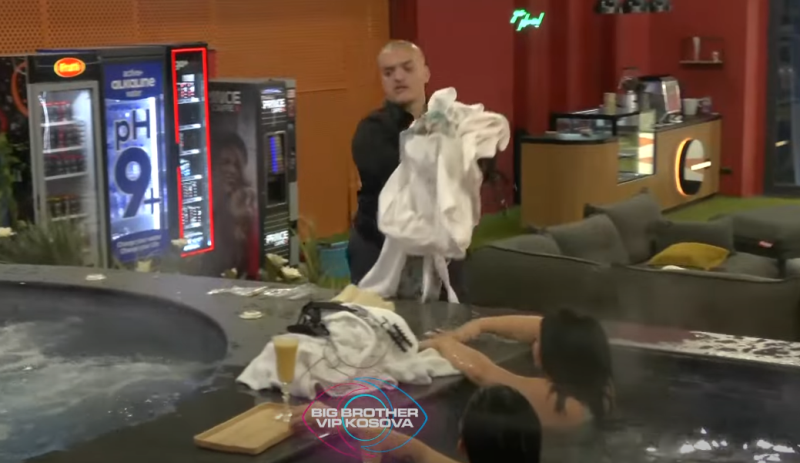 Burimi përkujdeset për rrobat e vajzave teksa ato shijojnë pishinën