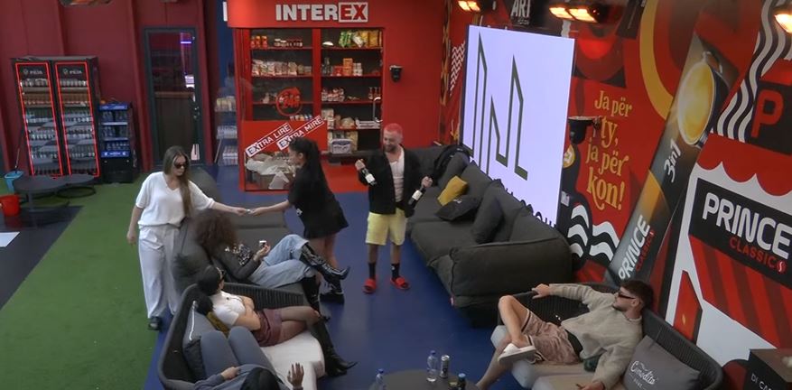 "I ke fshehur shishet e verës", për çfarë po diskutojnë banorët në shtëpi (VIDEO)