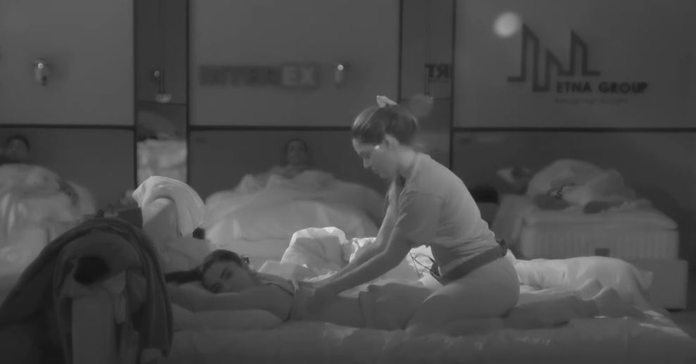 Lela i bën masazh Anisës (VIDEO)