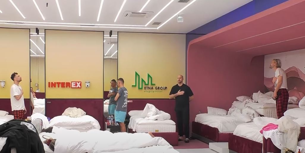 "Vëllai i Madh" i zgjon banorët me Himnin Kombëtar (VIDEO)