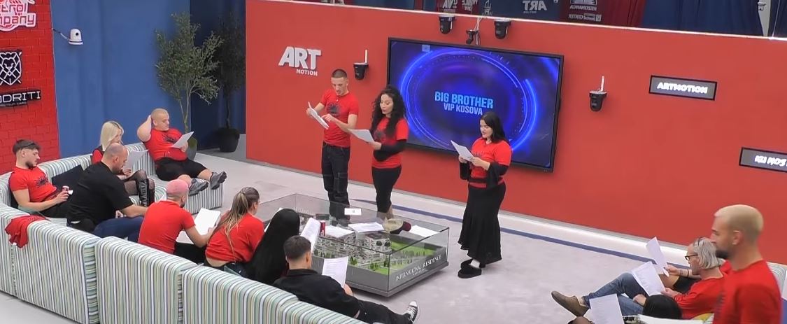 Banorët e ushtrojnë së bashku këngën "Komandant" (VIDEO)