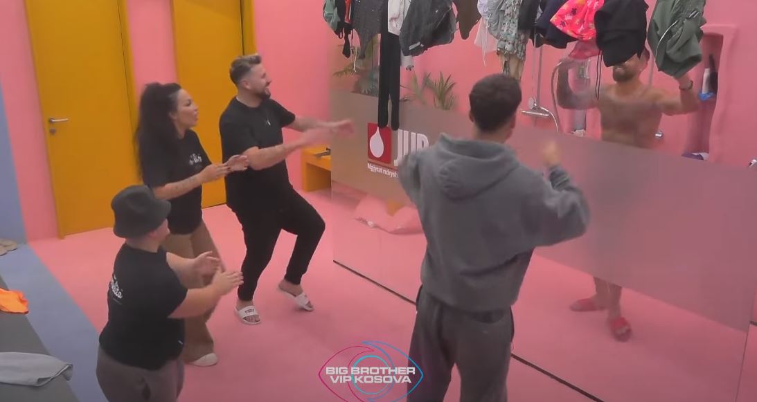Banorët i këndojnë Kevinit teksa ai pastrohet (VIDEO)