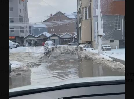 Banorët e Fushë Kosovës ankohen se reshjet krijuan vështirësi për qarkullimin e këmbësorëve (VIDEO)