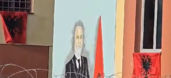 I dënuari realizon muralen e Ismail Qemalit në burgun e Vlorës (VIDEO)