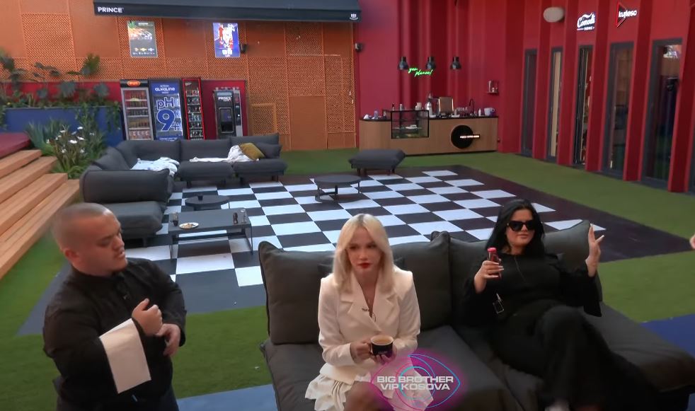 Burimi, me qejf iu shërben vajzave (VIDEO)