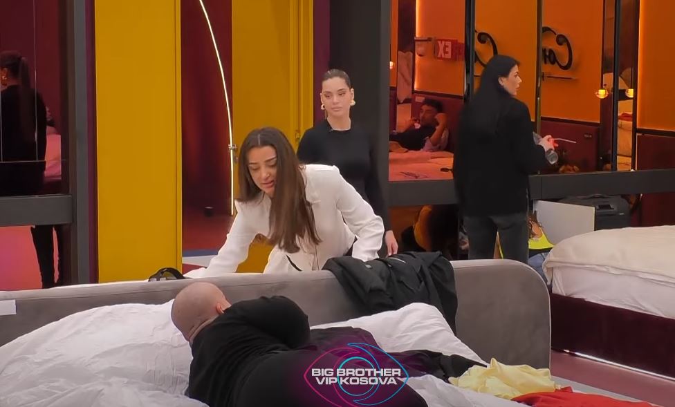 Burimi nuk i lë rehat Anën dhe Lelën (VIDEO)