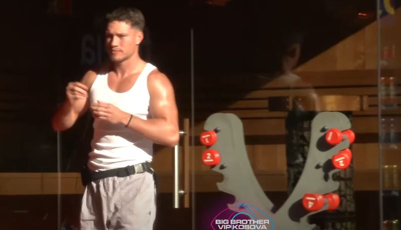 Vajzat e "zhveshin" Drilonin, dhe i kërkojnë këtë gjë!