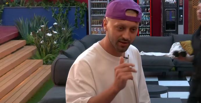 Gjesti iu jep komplimente vajzave, befason se si e përshkruan Drenushen (VIDEO)