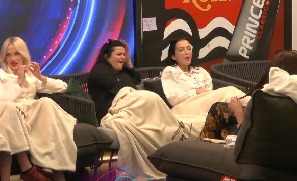 Gresa dhe Xheneta "qajnë" si foshnja teksa në vazhdimësi kërkojnë kujdesje nga djemtë (VIDEO)