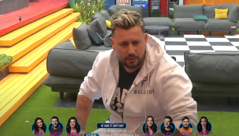 Mevlani arsyeton veprimet dhe komplimentet e tij karshi vajzave të shtëpisë (VIDEO)