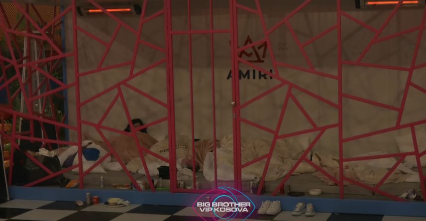 Vullneti ironizon me Gresën: Këmbët dhe zogun e këmbës vetëm në OnlyFans (VIDEO)