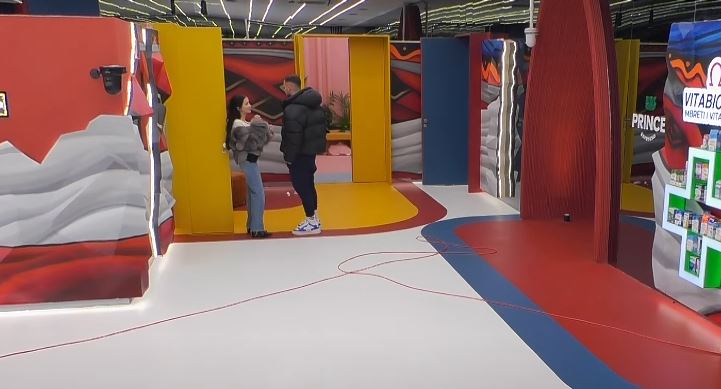 "Ëmbëlsiren e ke këtu", Edi ngacmon Xheneten, kjo e fundit ia kthen: Ec more kastravec! (VIDEO)