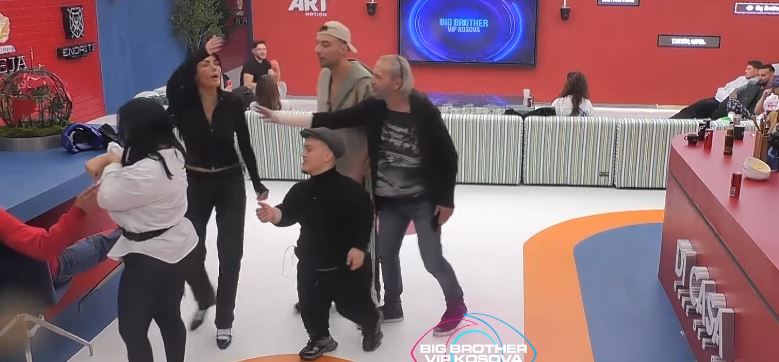 "Ama topin", Diana dhe Gresa përplasen me njëra-tjetrën (VIDEO)