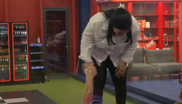 Gresa bie në pishinë, e tërheq Besforti (VIDEO)