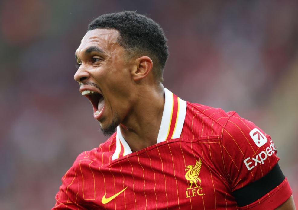 Alexander-Arnoldi kthehet në stërvitje me Liverpoolin