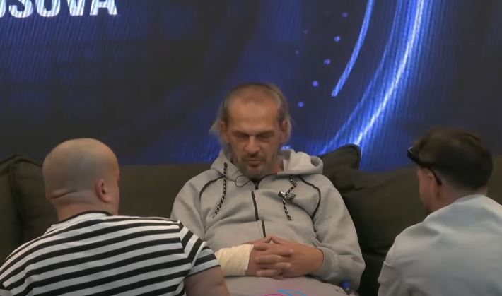 Xuxin e zë gjumi në çështje sekondash në oborr (VIDEO)