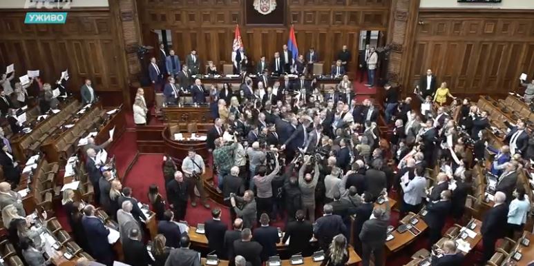 Shpërthen dhuna në Kuvendin e Serbisë, rrahen pozita dhe opozita (VIDEO)
