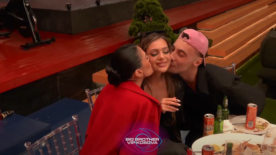 Diana dhe Arioni puthin Lelën njëkohësisht (VIDEO)