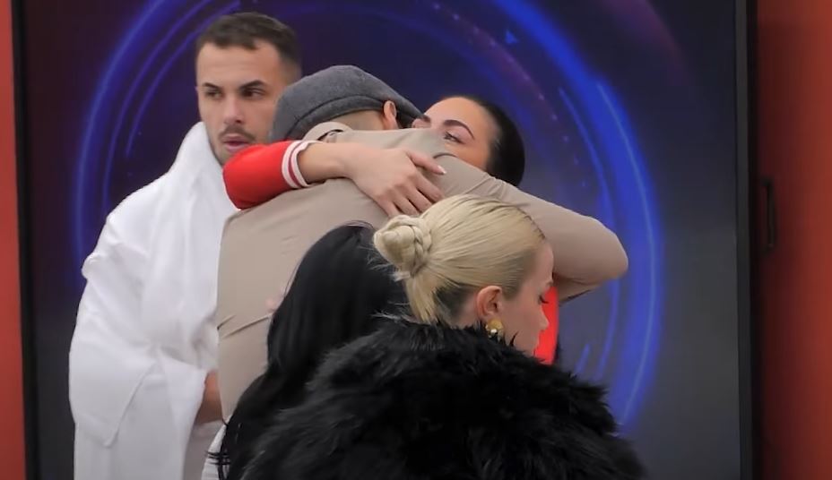 Moment prekës, të gjithë banorët të mërzitur me largimin e Dianës (VIDEO)