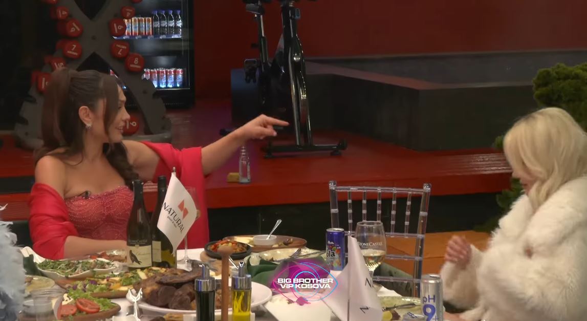 Drenusha vendos t’i “maltretojë” banorët e ngujuar në kafaz (VIDEO)