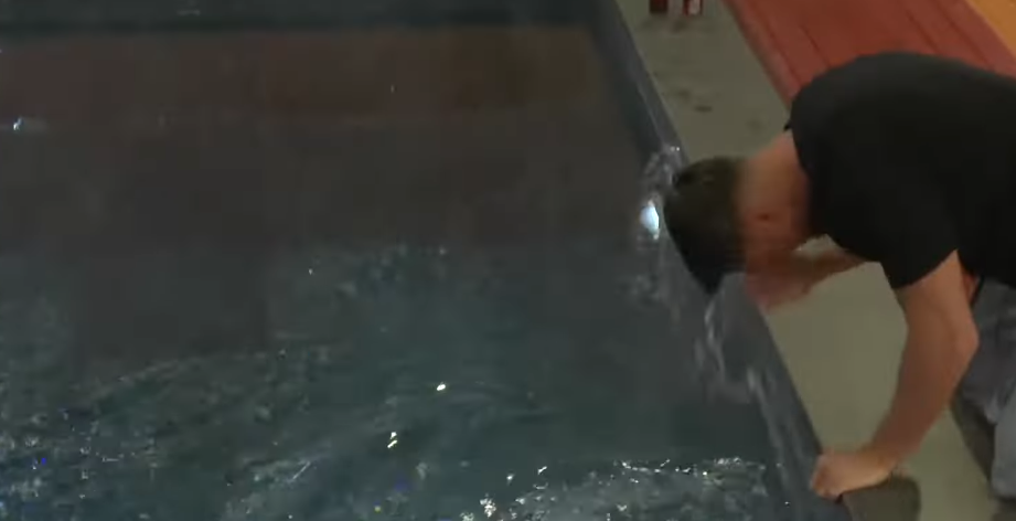 Humb bastin, Driloni fut kokën në ujin e pishinës (VIDEO)