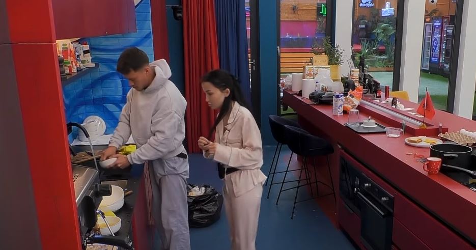 Xheneta ngacmon Drilonin teksa pastronte në kuzhinë, pastaj i drejtohet nënës së tij me një kërkesë (VIDEO)