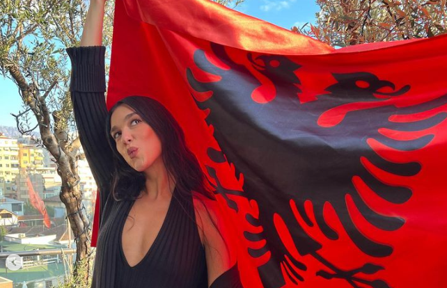 Dua Lipa zgjedh vargjet e himnit kombëtar për t’i uruar shqiptarët