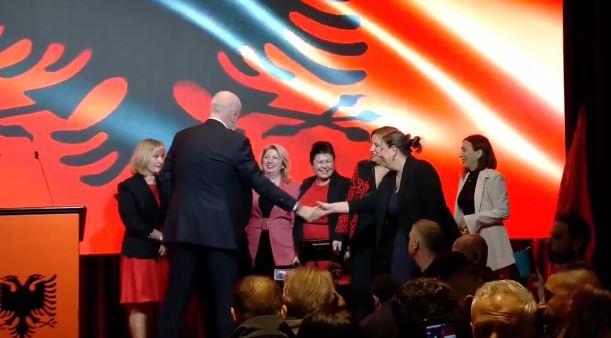 Rama prezanton mësueset shqiptare në Greqi: Vogëlushët do mësojnë gjuhën amtare