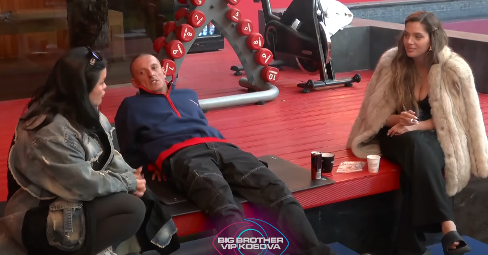 Gresa: S'kam nevojë për përqafim, por m'u nxehë, m'u nxehë prej Allahut (VIDEO)