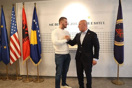 Ramush Haradinaj e pret në zyrë Feron