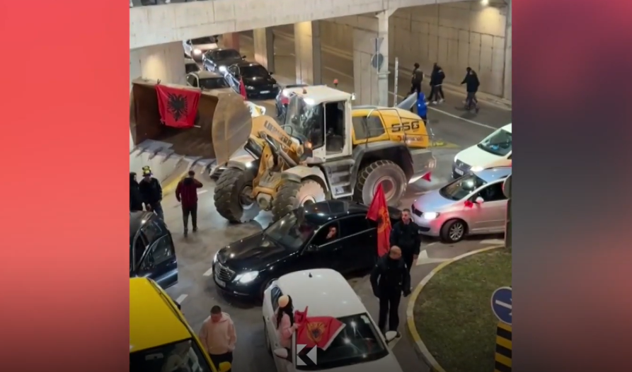 Flamuj, traktorë, ekskavator, vetura, muzikë e këngë patriotike – Kështu u festua 28 Nëntori në Kosovë (VIDEO)