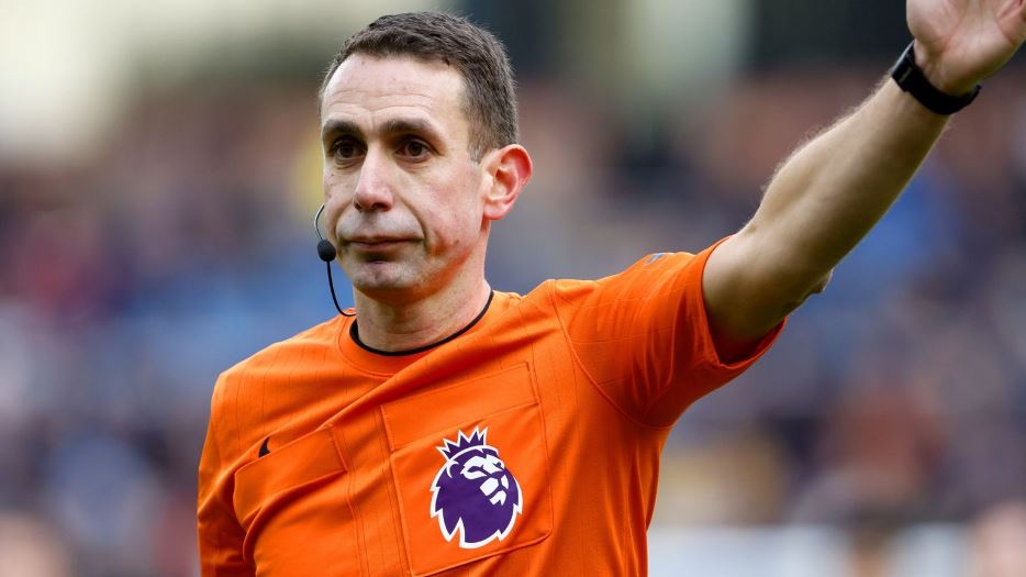 E konfirmon UEFA: David Coote po hetohet për shkelje të rregulloreve disiplinore