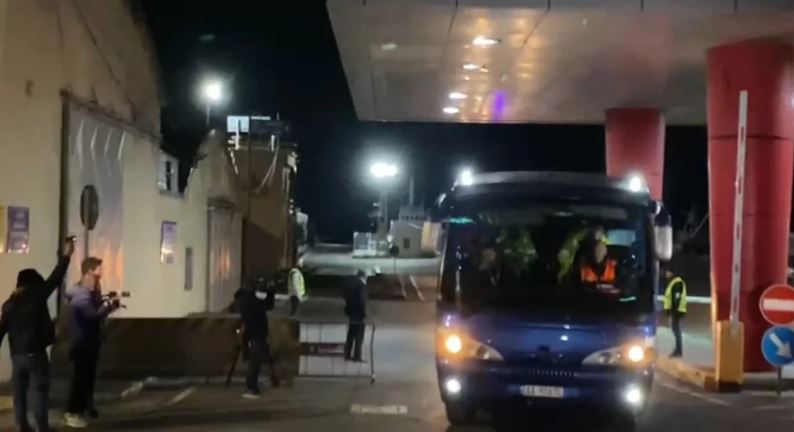 Emigrantët dalin nga qendra pritëse në Shëngjin - pritet të zhvendosen në kampin e Gjadrit