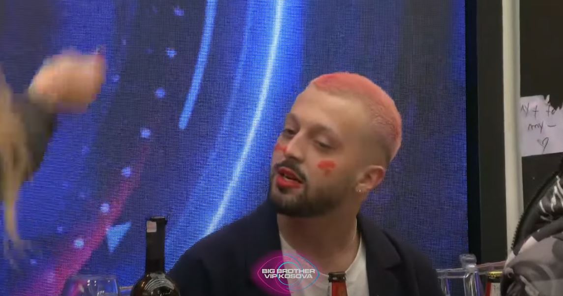 Vajzat shndërrojnë djemtë në “goca”, Driloni ikën me vrap (VIDEO)