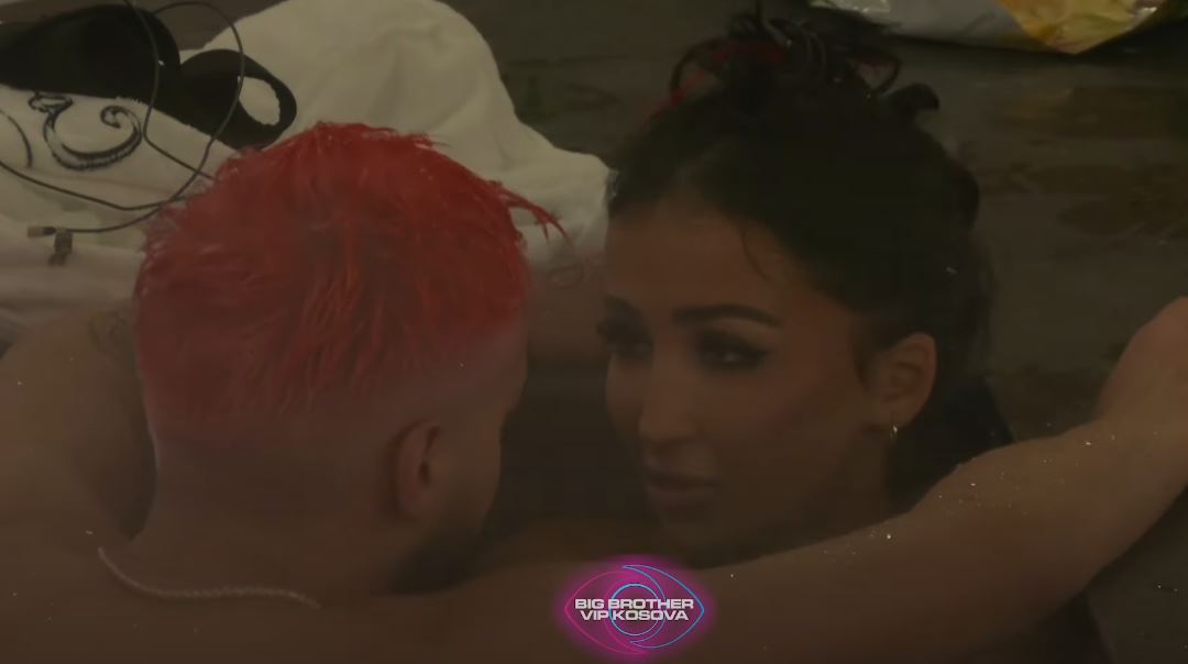 Gjesti bën një "gjest" që e lë Xhenetën pa fjalë (VIDEO)