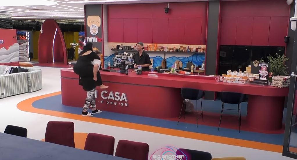 Mevlani ‘shëtit’ Gresën nëpër shtëpi, por në një mënyrë të veçantë (VIDEO)