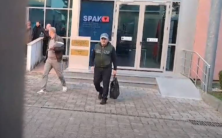 “S’na kanë arrestuar akoma”: Gazetarët Artan Hoxha dhe Elton Qyno dalin nga SPAK-u