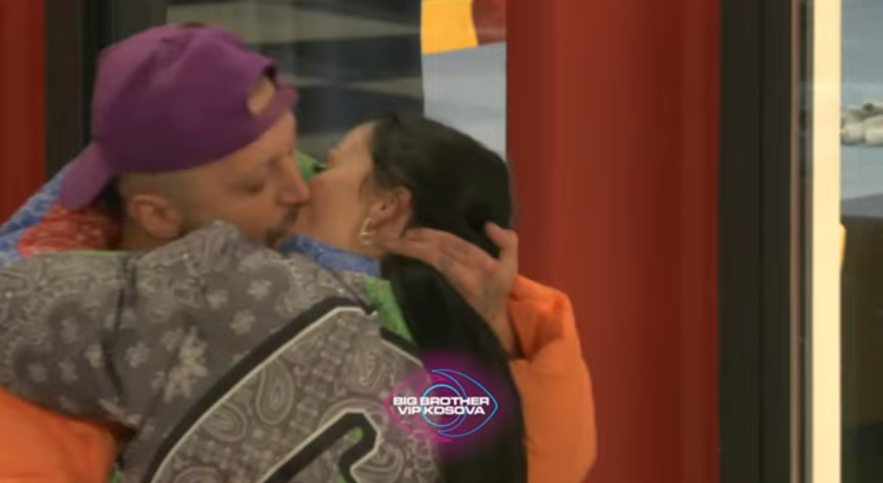 Puthje plot pasion mes Xhenetës dhe Gjestit (VIDEO)