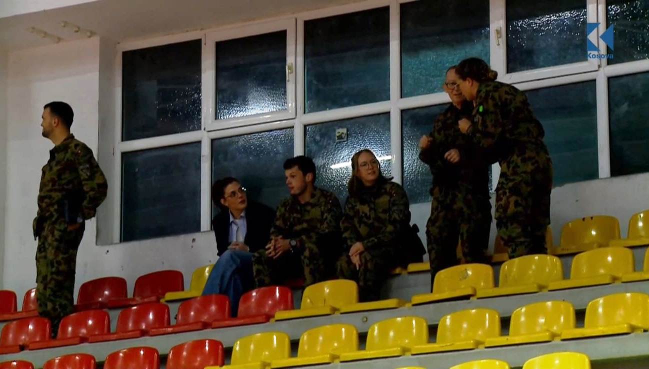 Ushtarët e KFOR-it në palestër duke ndjekur ndeshjen Ylli - Trepça