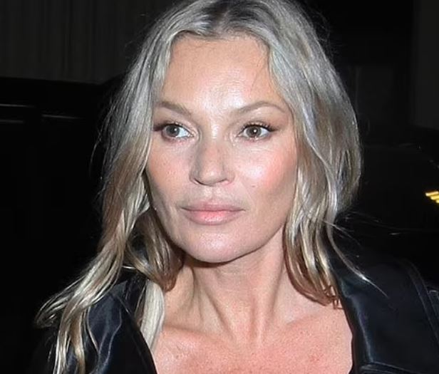 Kate Moss s’ia var moshës, shfaqet mahnitëse në paraqitjen e fundit