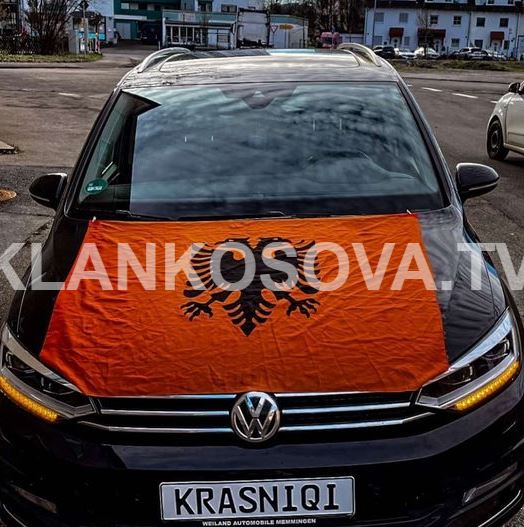 Mërgimtari në Gjermani e vendos flamurin "Kuq e Zi" në veturë
