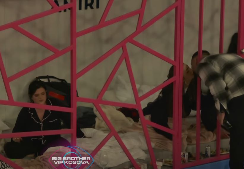 Kevini ia “rrëmben” puthjen e parë Anës (VIDEO)