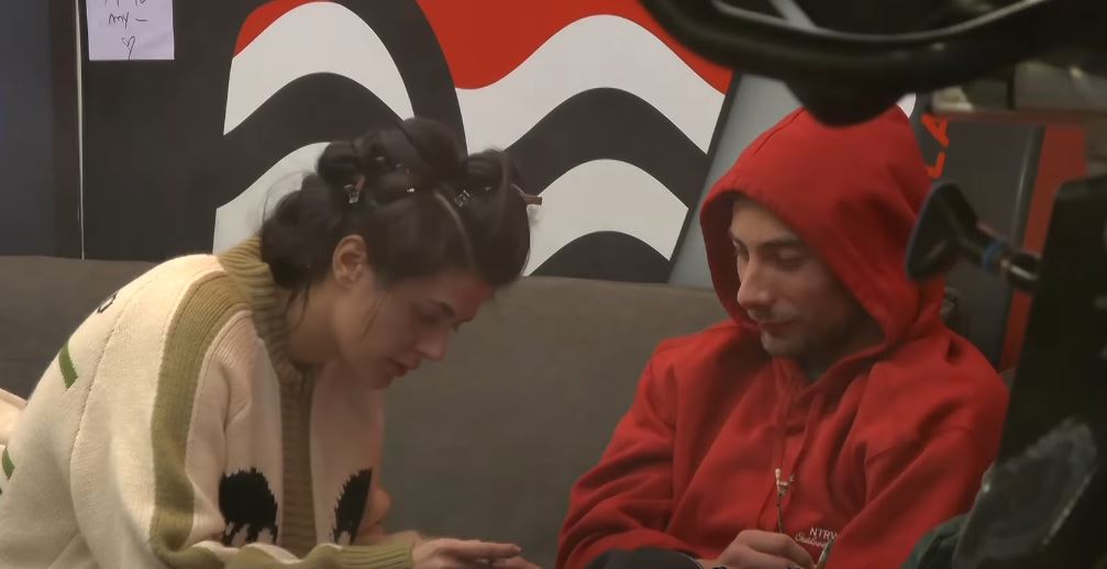 "Arionita qysh je", Kevini ngacmon Arionin pasi Diana po ia rregullon thonjët