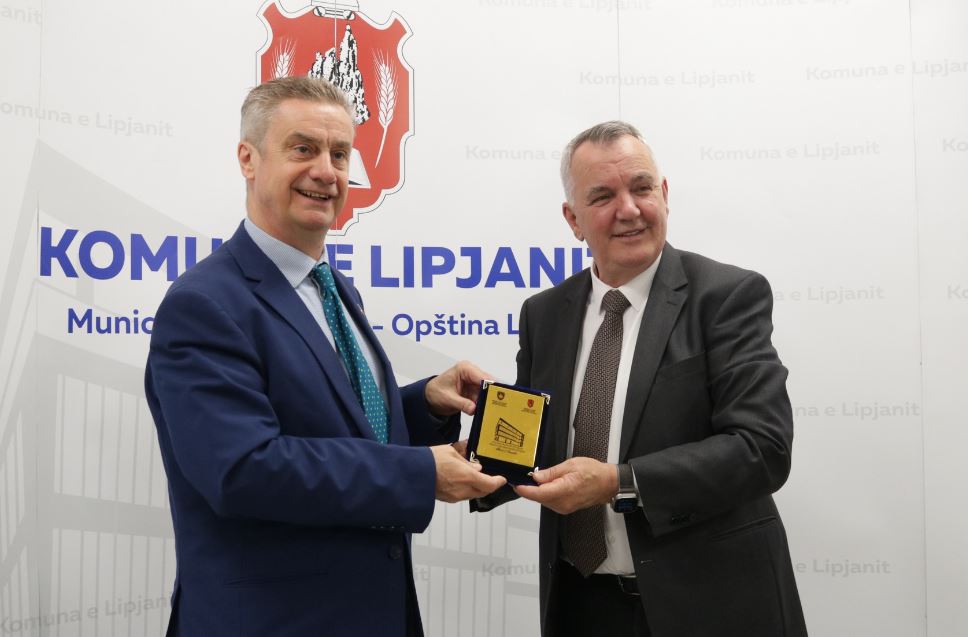 Kryetari i Komunës së Lipjanit, Imri Ahmeti i shoqëruar nga bashkëpunëtorët e tij, ka pritur sot në takim ambasadorin e Britanisë së Madhe në Kosovë, Jonathan Hargreaves.