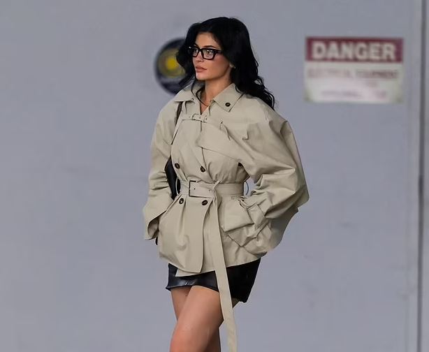 Kylie Jenner plot stil rrugëve të Kalifornisë